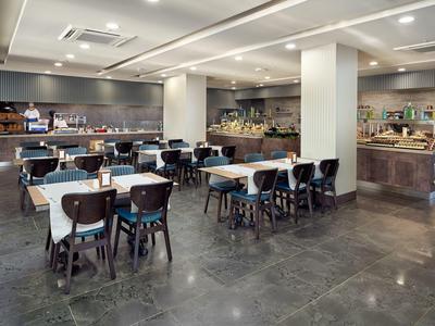 Moderní jídelna s stolem a židlemi v hotelu