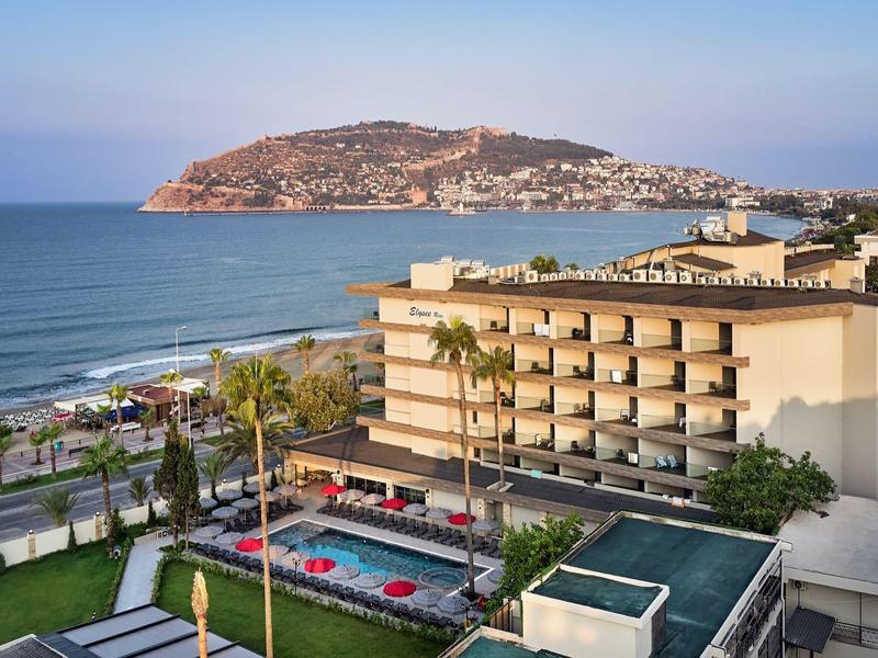 Hotel s bazénem, palmami a výhledem na moře s poloostrovem