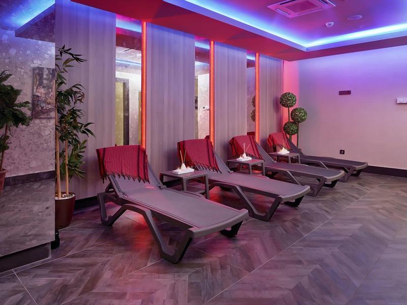 Relaxacní prostor s lehátky a barevným osvětlením v hotelu.