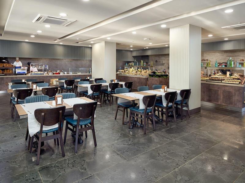 Moderní jídelna s stolem a židlemi v hotelu