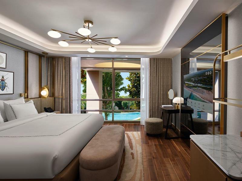 Modernes Hotelzimmer mit Doppelbett, Schreibtisch und Terrasse mit Blick auf den Pool.