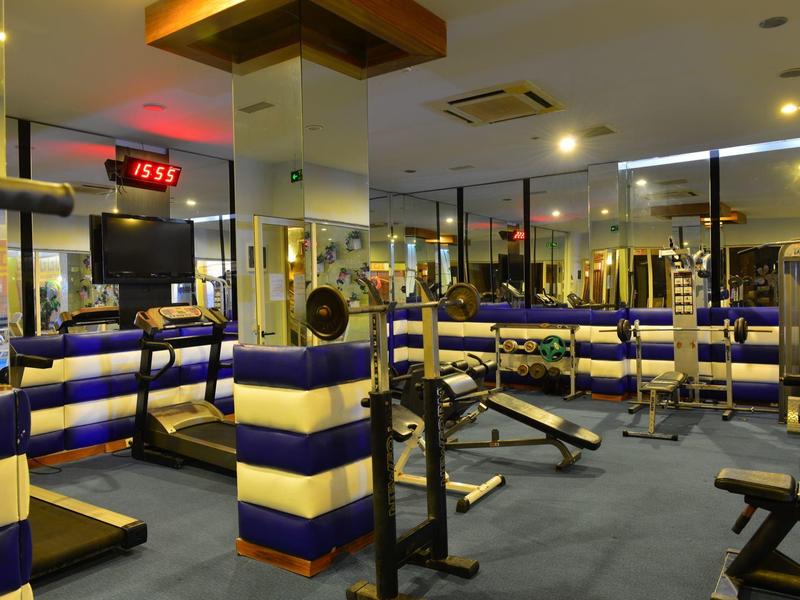 Salle de sport moderne avec équipements rembourrés et grands miroirs