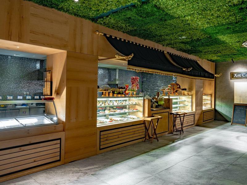 Marktstand mit Sushi und japanischen Spezialitäten in modern gestalteter Holztheke.