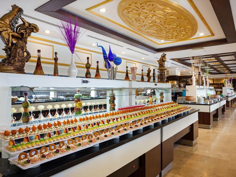 Buffet elegante con una varietà di piccoli bicchieri da dessert e sculture decorative in hotel.