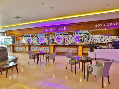 Moderna zona de salón en hotel con luces de neón y sillas cómodas