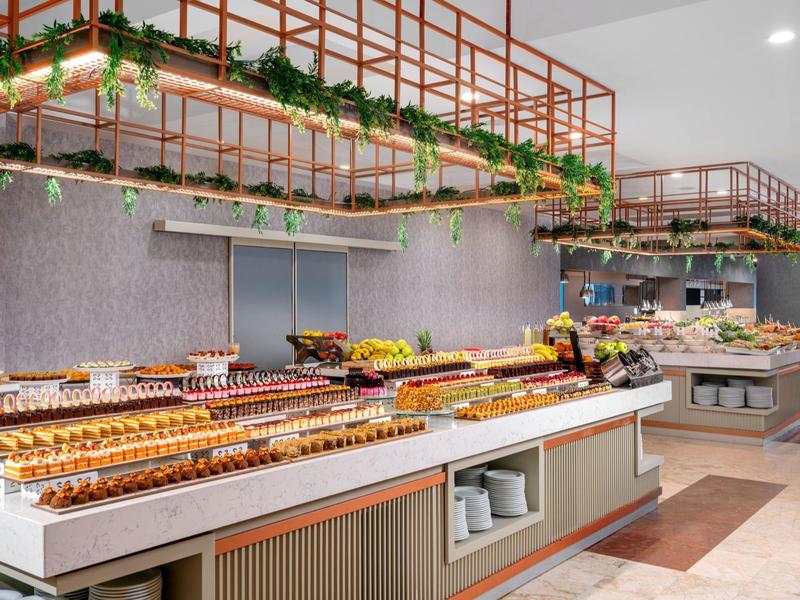 Buffetruimte met diverse ontbijtopties in een modern, helder interieur.