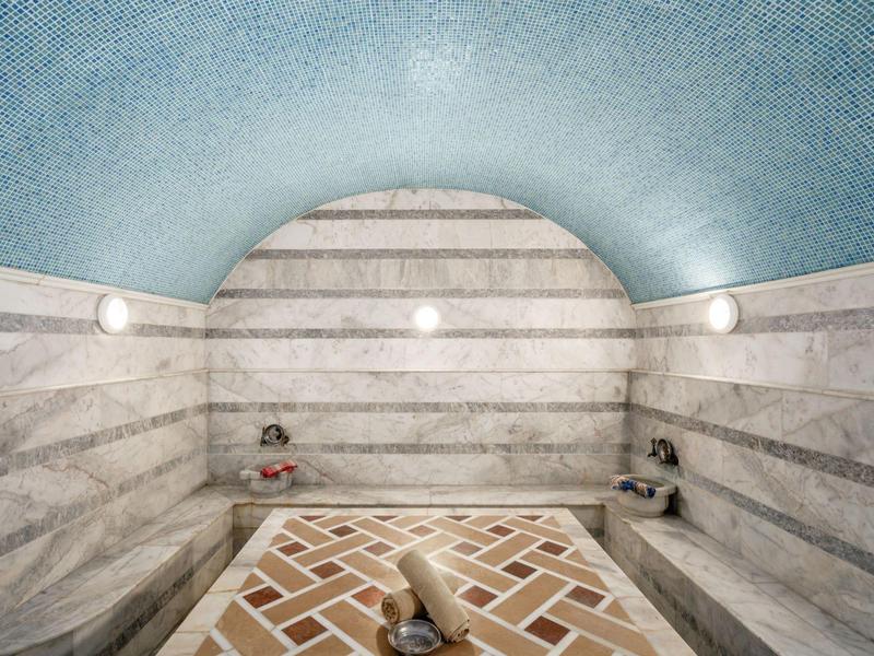 Traditionele Turkse stoomkamer met marmeren muren en gewelfde plafond