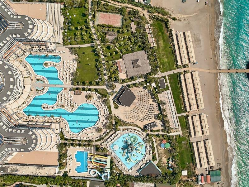 Hôtel de luxe avec plusieurs piscines, jardin et plage privée au bord de la mer