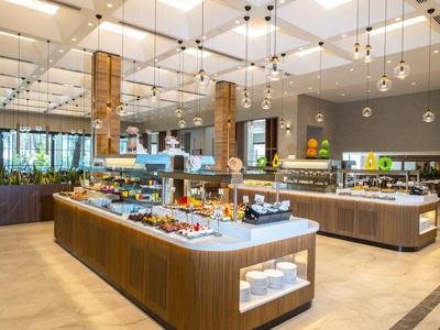 Moderner Hotel-Buffetbereich mit stilvollen Holztheken und vielfältigen Speisen.