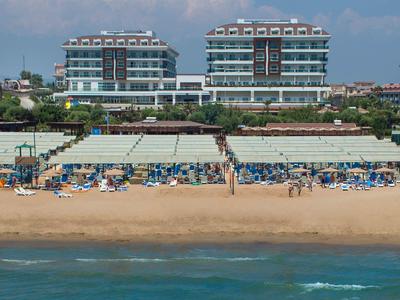 Dwa nowoczesne hotele na plaży z parasolami i leżakami na piasku przy morzu