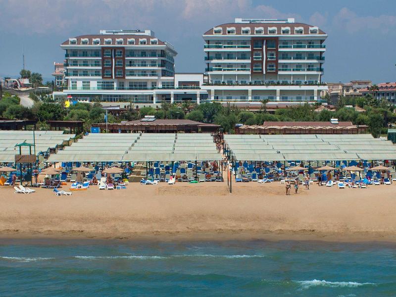 Dwa nowoczesne hotele na plaży z parasolami i leżakami na piasku przy morzu