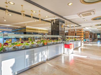 Jasny bufet z dużym wyborem sałatek i świeżych warzyw w restauracji.