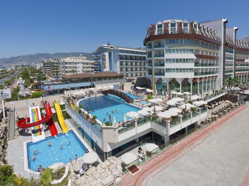 Hotel moderno con dos piscinas, toboganes de agua y vistas amplias al mar y las montañas.