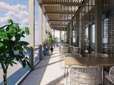 Licht balkon met houten dak, planten en moderne zitplaatsen met uitzicht op de zee.