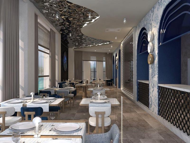 Elegant restaurantinterieur met witte tafels, blauwe stoelen en uitzicht op zee.