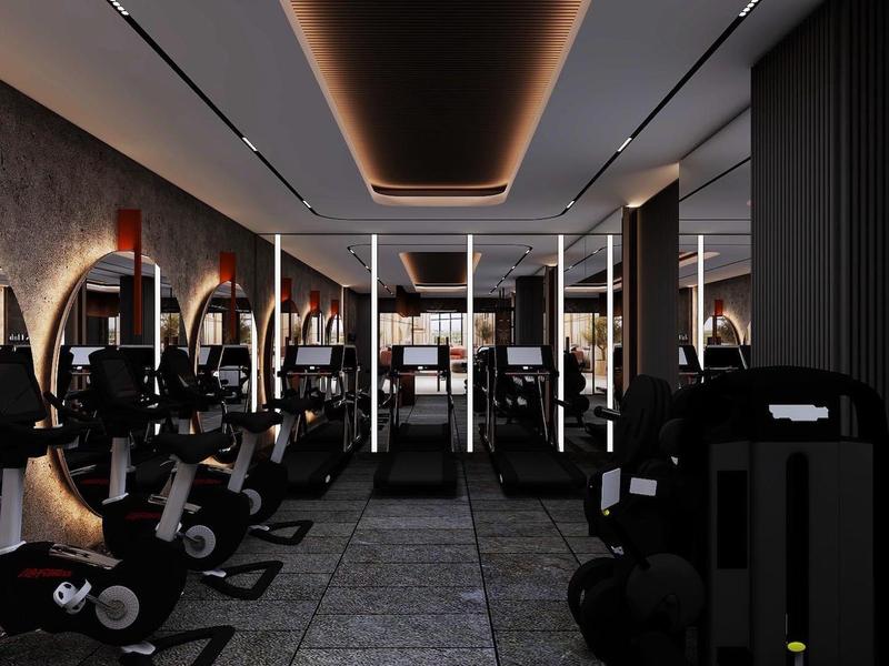 Moderne fitnessruimte met apparatuur en spiegels in een hotel