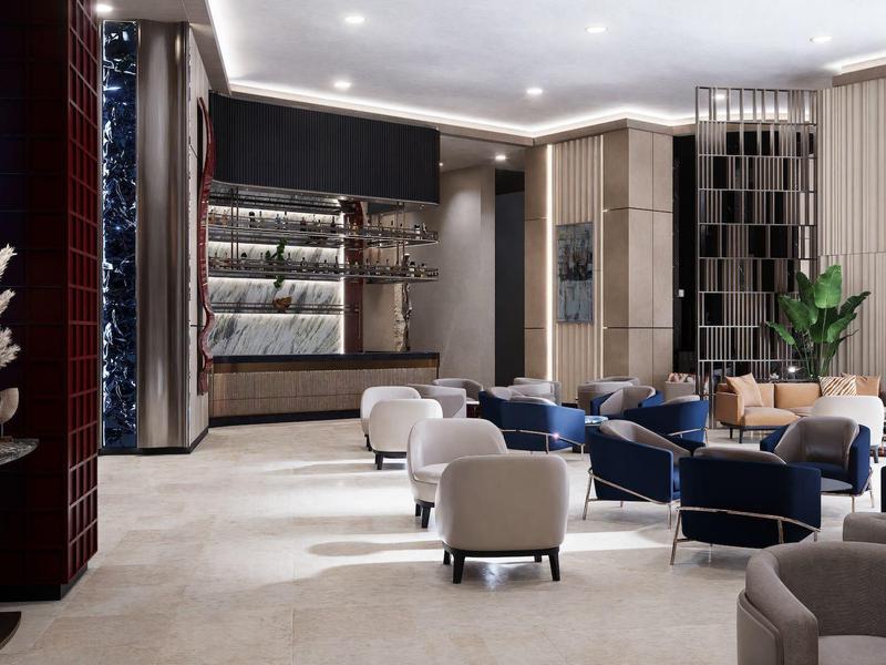 Modern ingerichte hotel lounge met fauteuils en grote ramen.