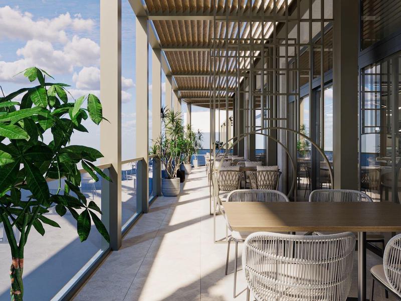 Licht balkon met houten dak, planten en moderne zitplaatsen met uitzicht op de zee.