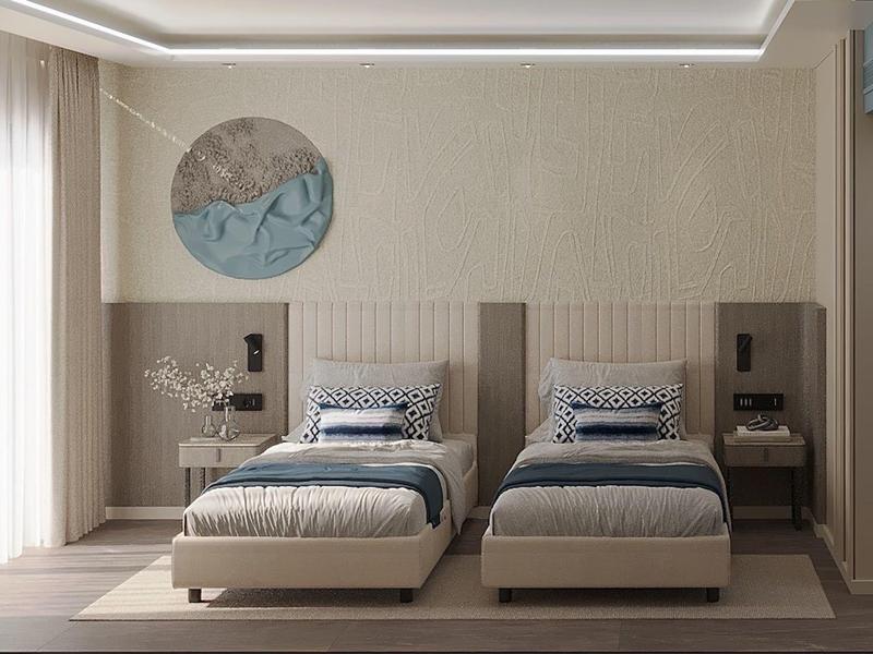 Moderne hotelkamer met twee eenpersoonsbedden, nachtkastjes en grote gordijnen aan de muur.