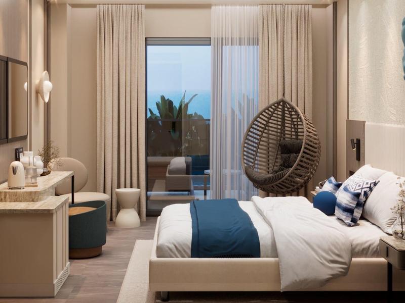 Moderne slaapkamer met groot bed, hangstoel en uitzicht op een terras met palmbomen.