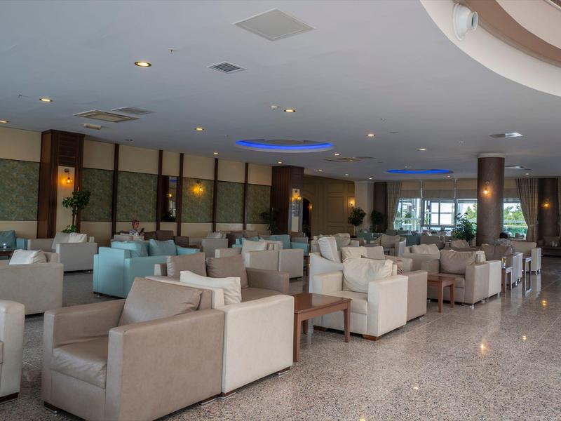 Moderní hotelová lounge s pohodlnými křesly a velkými okny