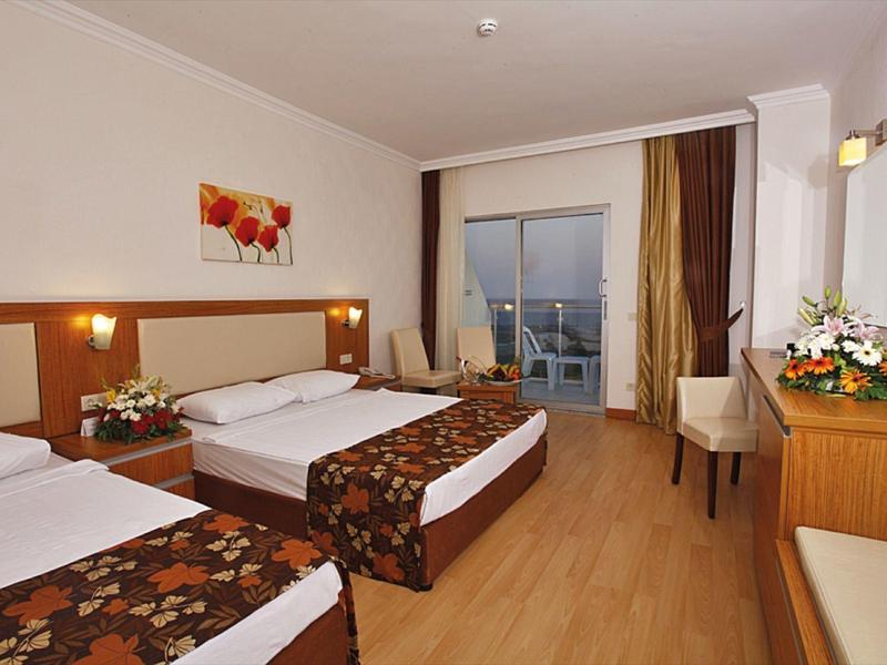 Hotelový pokoj se dvěma jednolůžky, psacím stolem, balkónem a výhledem na moře.