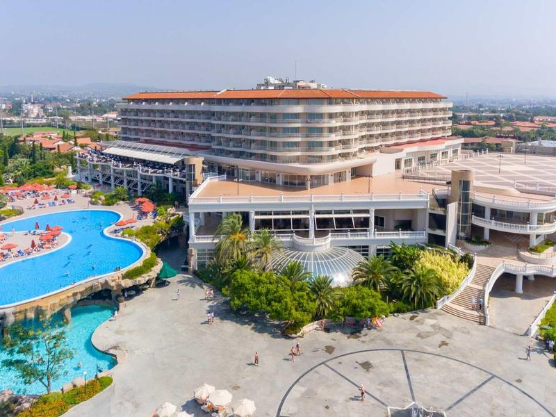 Groot meerlaagshotel met een ruim zwembad in een uitgestrekt complex.