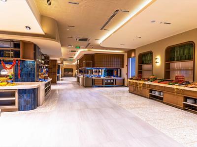 Moderne, ruime hotelhal met lichte vloeren en gezellige zitgedeeltes.