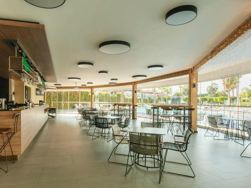 Ruimtelijk, helder binnenszitgedeelte van een café met moderne stoelen en tafels