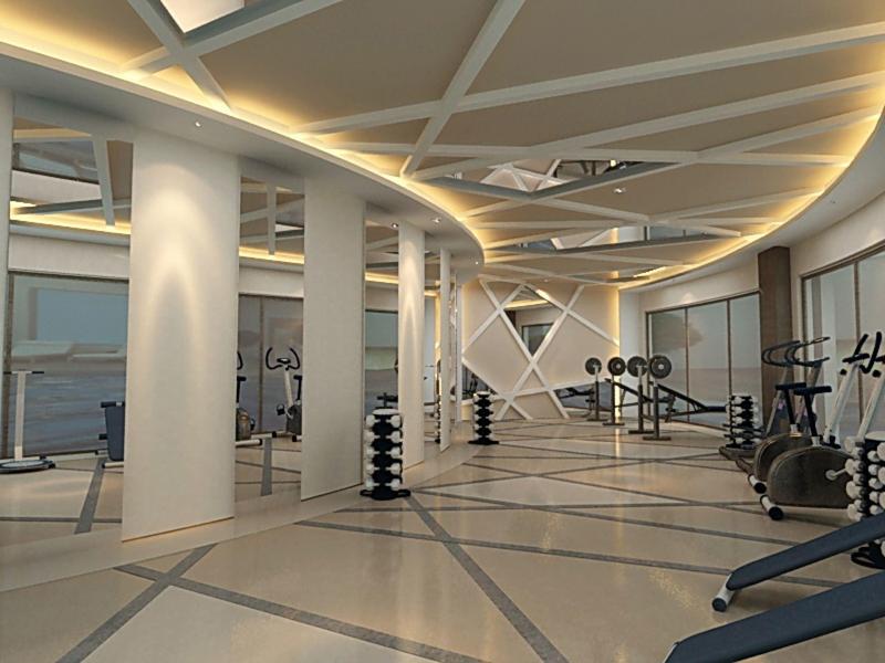 Moderne hotelgym met apparatuur, gewichten en grote ramen