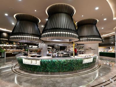 Modern hotelbuffet met grote, opvallende ventilatiekappen en goed verlichte presentaties.