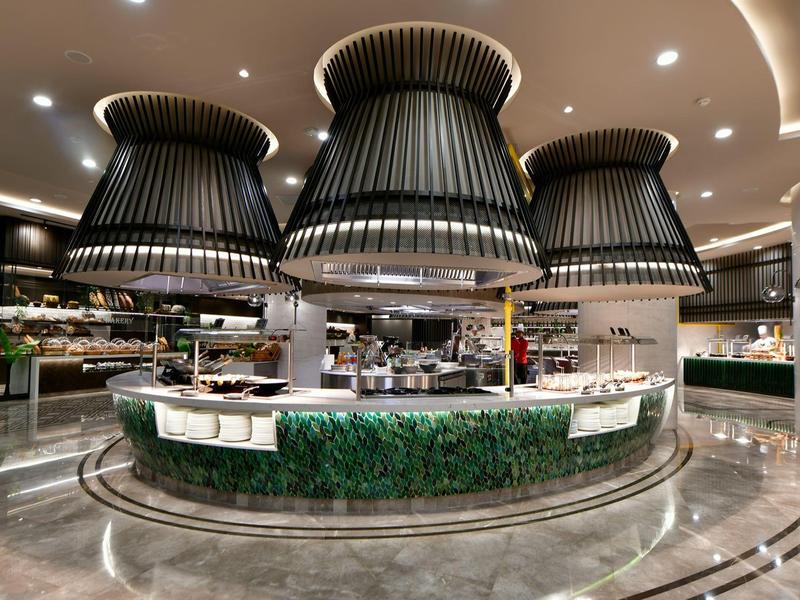 Modern hotelbuffet met grote, opvallende ventilatiekappen en goed verlichte presentaties.