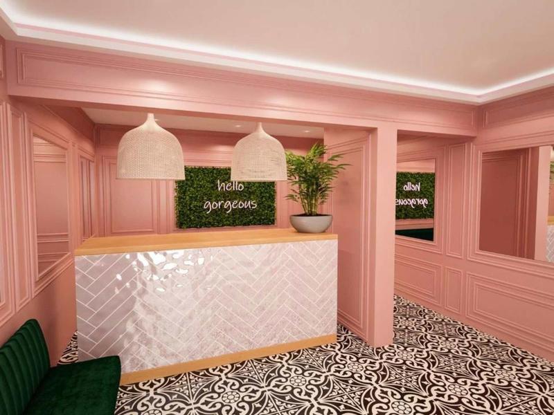 Innenraum mit rosa Wänden, gemusterter Schwarz-Weiß-Fliese und Theke mit Pflanzen und Lampen.