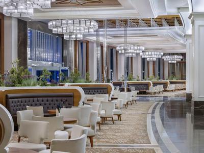 Elegante hotel lobby met moderne zithoeken en kroonluchters