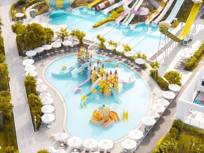 Park wodny z zjeżdżalniami, basenem dla dzieci i leżakami