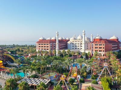 Grande resort con parco acquatico, piscine e grandi scivoli sotto un cielo limpido