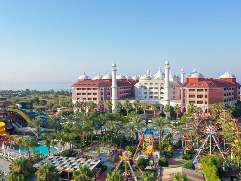 Großes Resort mit Wasserpark, Pools, Rutschen und mehreren Gebäuden unter klarem Himmel.