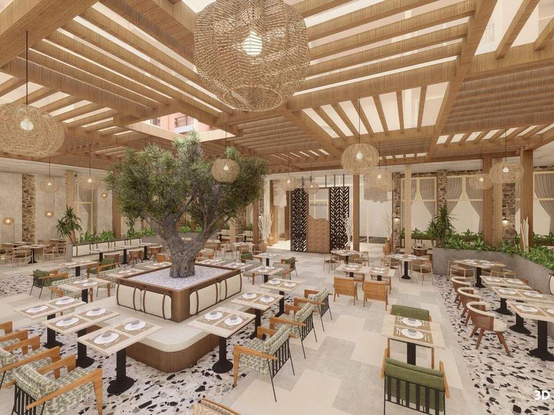 Amplio y elegante comedor con techo de madera, palmeras y mesas elegantes en un hotel.
