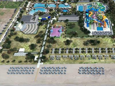 Vista aérea de un gran complejo de playa con piscinas, toboganes y acceso directo a la playa.