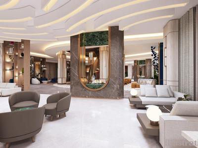 Vestíbulo de hotel moderno con asientos elegantes, piso de mármol claro y espejo decorativo.