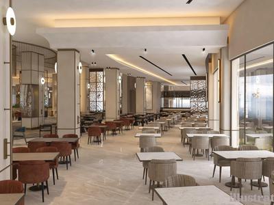 Comedor moderno y luminoso con varias mesas y sillas, grandes ventanas y luz suave.