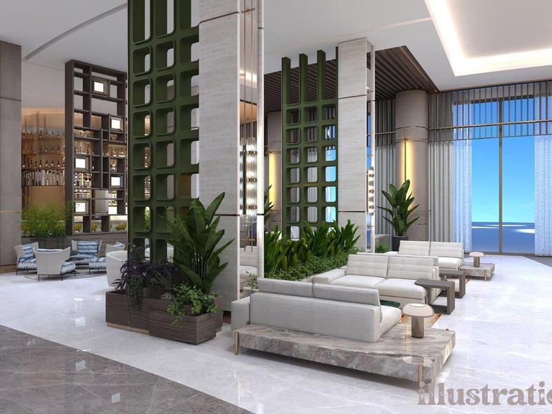 Área de salón de hotel moderno con sofás claros, grandes ventanas de vidrio y plantas verdes.