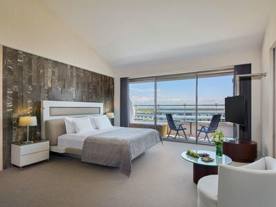 Modernes Hotelzimmer mit Doppelbett, Balkon und Meerblick