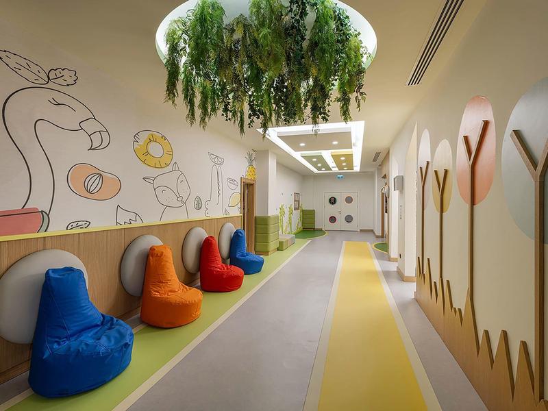 Kinder speelruimte met kleurrijke zitzakken en wanddecoraties in een modern interieur.