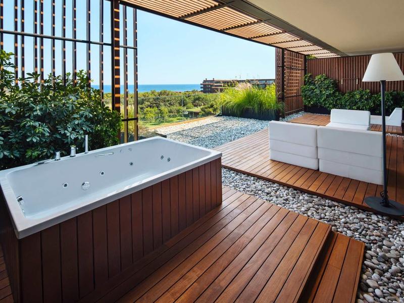 Terasa s vířivkou, venkovní posezení, zahrada a výhled na moře.