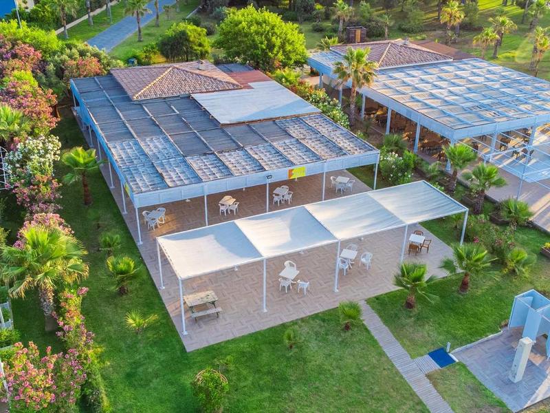 Moderní bungalov s terasou a zahradou v zeleném rekreačním areálu.