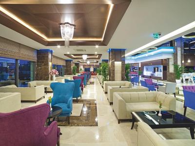 Moderner Lounge-Bereich mit bunten Sesseln, bequemen Sofas und stilvoller Beleuchtung.