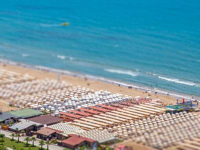 Moderně zařízená ložnice s manželskou postelí, křesly a šatníkem.