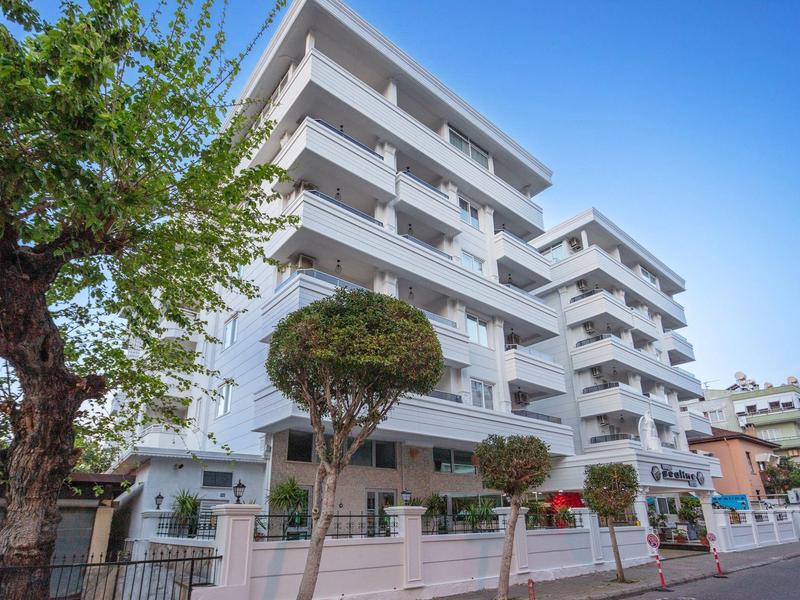 Nowoczesny, wielopiętrowy budynek hotelu z balkonami i niebieskim niebem w tle