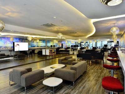 Moderne hotel-lounge met sofa's, bars en sfeervolle verlichting.